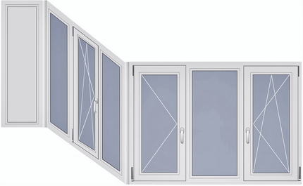 Пластиковая конструкция остекления балкона формы "сапожок"в доме серии П-3